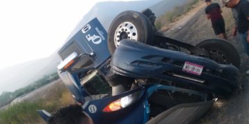Vuelca tráiler cargado con verdura En carretera Victoria-Tula