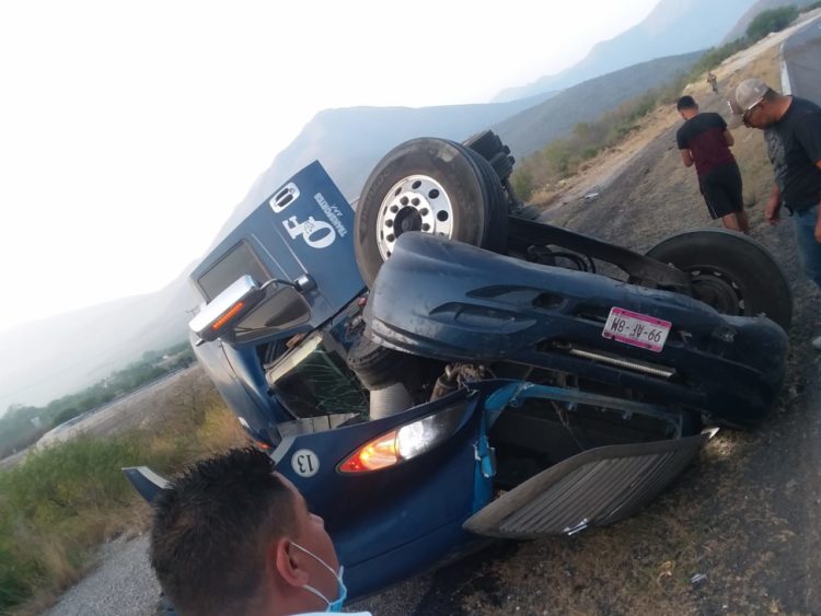 Vuelca tráiler cargado con verdura En carretera Victoria-Tula