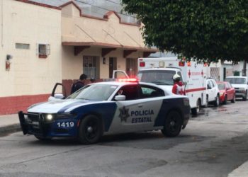 Encuentran a adulto mayor muerto en banqueta