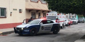 Encuentran a adulto mayor muerto en banqueta