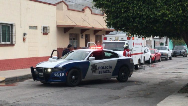 Encuentran a adulto mayor muerto en banqueta