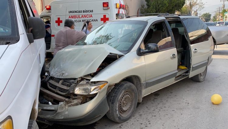 Mujer resulta lesionada en choque