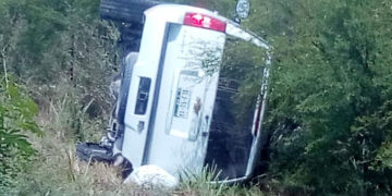 Veracruzano se salva de morir en volcadura