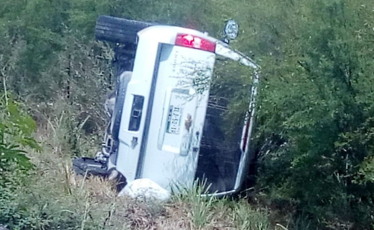 Veracruzano se salva de morir en volcadura