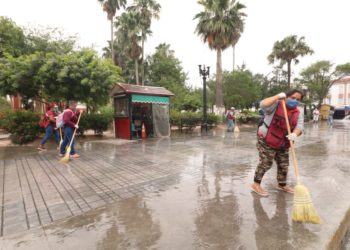 Empleados de Espacios Públicos sanitizan plazas y parques para prevenir COVID-19