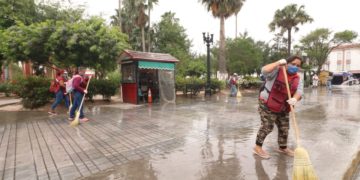 Empleados de Espacios Públicos sanitizan plazas y parques para prevenir COVID-19