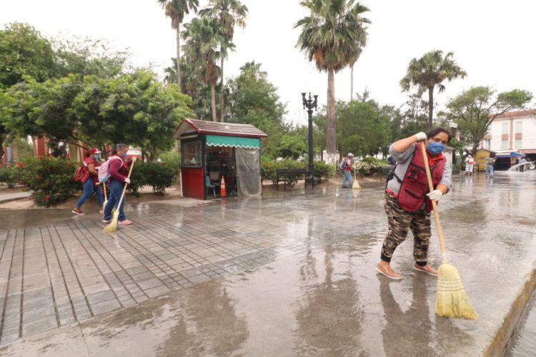 Empleados de Espacios Públicos sanitizan plazas y parques para prevenir COVID-19