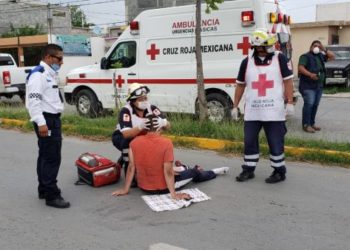 Motociclista se estrella contra luminaria
