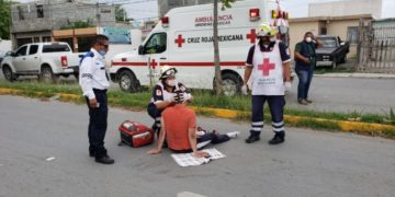 Motociclista se estrella contra luminaria