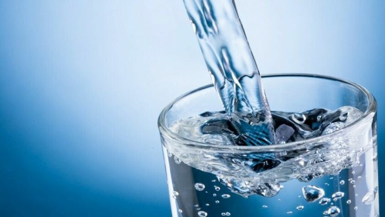Conoce los beneficios del agua alcalina