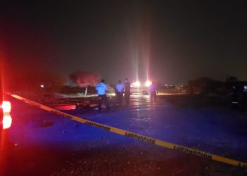 Cae de moto y muere al golpear su cabeza con las vías del tren