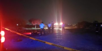 Cae de moto y muere al golpear su cabeza con las vías del tren