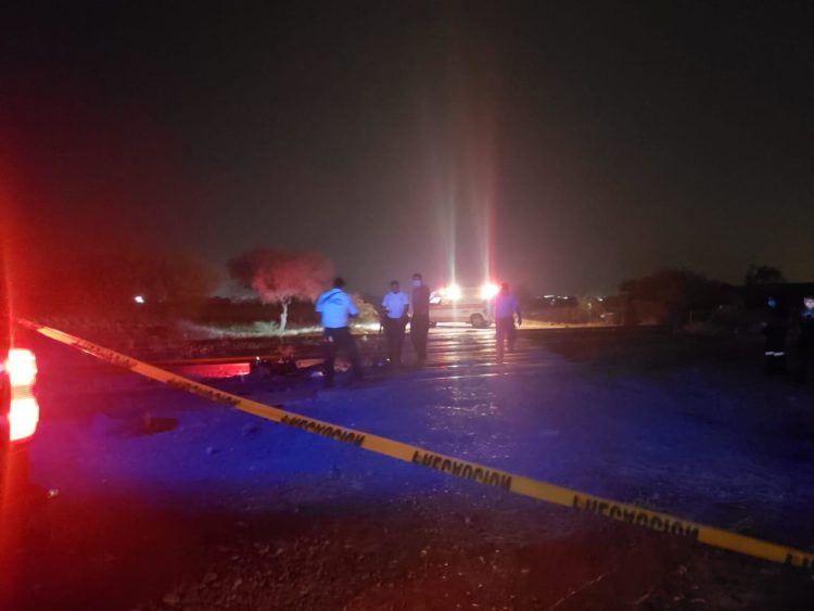 Cae de moto y muere al golpear su cabeza con las vías del tren