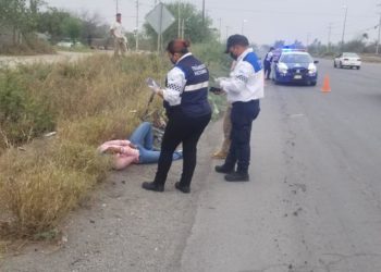 Empleado de COMAPA avienta al suelo a ciclista