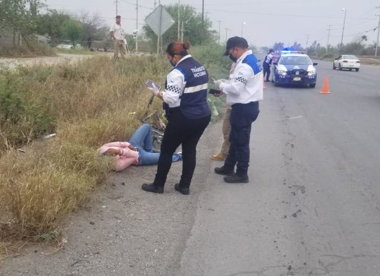 Empleado de COMAPA avienta al suelo a ciclista