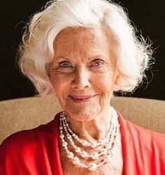 Muere la actriz Honor Blackman, “chica Bond” y estrella de “Los Vengadores” a los 94 años