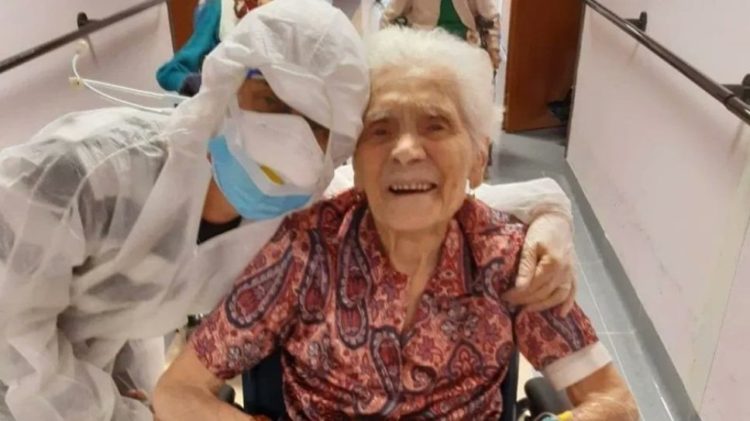 Italiana de 104 años se recupera del COVID-19