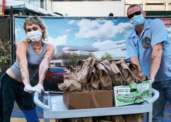 Miley reparte “tacos mexicanos” en hospitales