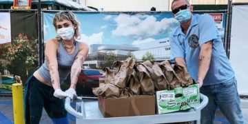 Miley reparte “tacos mexicanos” en hospitales