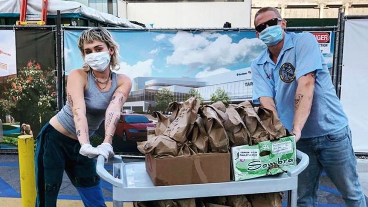 Miley reparte “tacos mexicanos” en hospitales