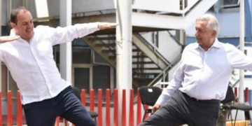 Cuahtémoc y AMLO inventan saludo