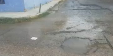 Nuevamente surge fuga de agua en colonia Ravizé de Ciudad Victoria.