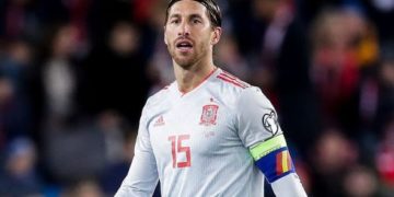 Sergio Ramos “con todo” en el gimnasio de su casa a media noche