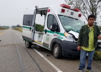 Choca ambulancia contra muro de contención