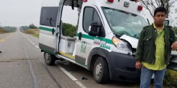 Choca ambulancia contra muro de contención
