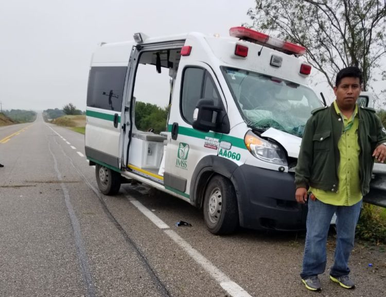 Choca ambulancia contra muro de contención