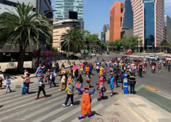 Batman y Superman marchan en Ciudad de México buscando ayuda ante COVID-19