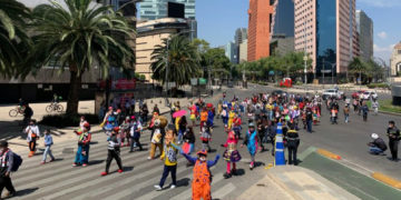 Batman y Superman marchan en Ciudad de México buscando ayuda ante COVID-19