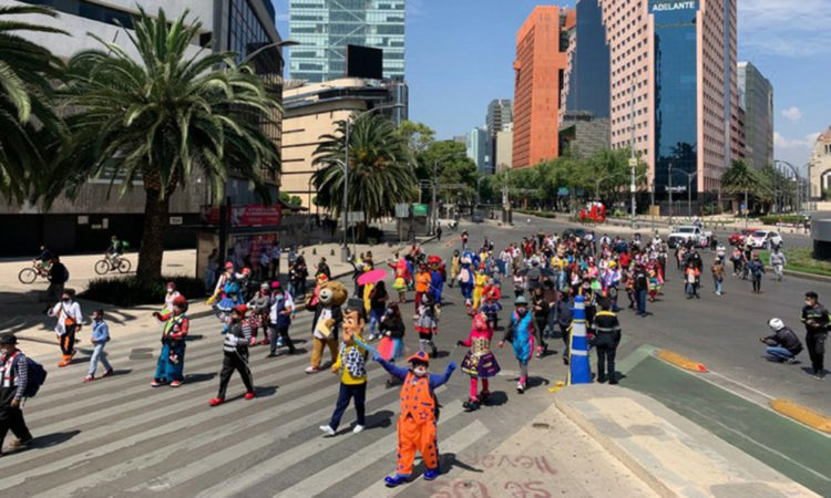 Batman y Superman marchan en Ciudad de México buscando ayuda ante COVID-19