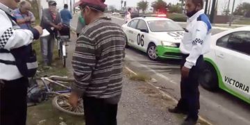 Albañil resulta lesionado tras ser arrollado por automóvil