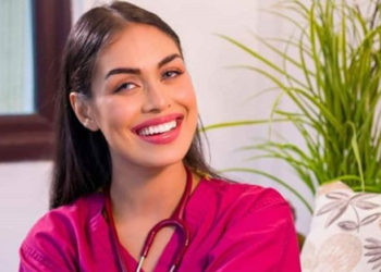 Miss Inglaterra vuelve a su profesión como médica para ayudar en la pandemia