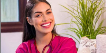 Miss Inglaterra vuelve a su profesión como médica para ayudar en la pandemia