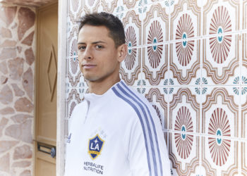 Chicharito se sorprende que médicos no ganen millones como él