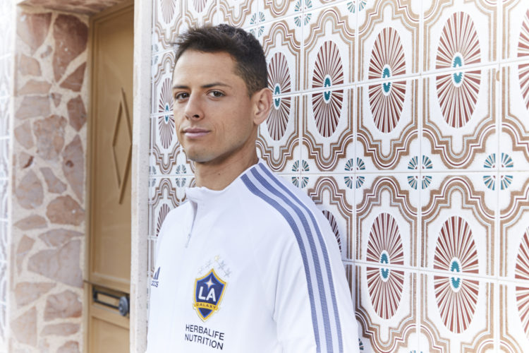 Chicharito se sorprende que médicos no ganen millones como él