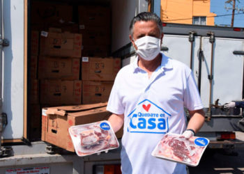 Distribuye Chucho Nader carne entre familias que están aisladas