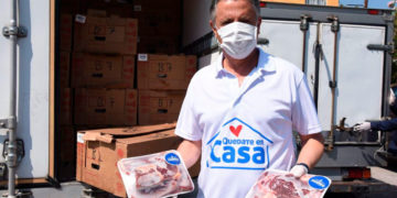 Distribuye Chucho Nader carne entre familias que están aisladas