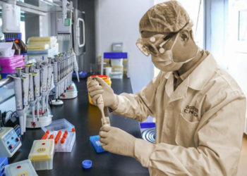 Inteligencia de EUA niega creación humana de COVID-19