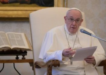 Lamentó que hayamos “contaminado y saqueado” la tierra, “poniendo en peligro nuestra propia vida”