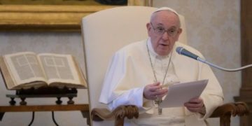 Lamentó que hayamos “contaminado y saqueado” la tierra, “poniendo en peligro nuestra propia vida”