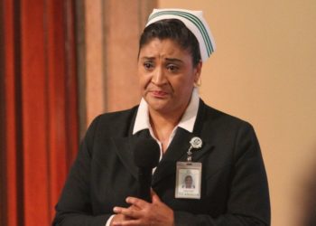 Enfermera pide con lágrimas no agredir al personal que le puede salvar la vida