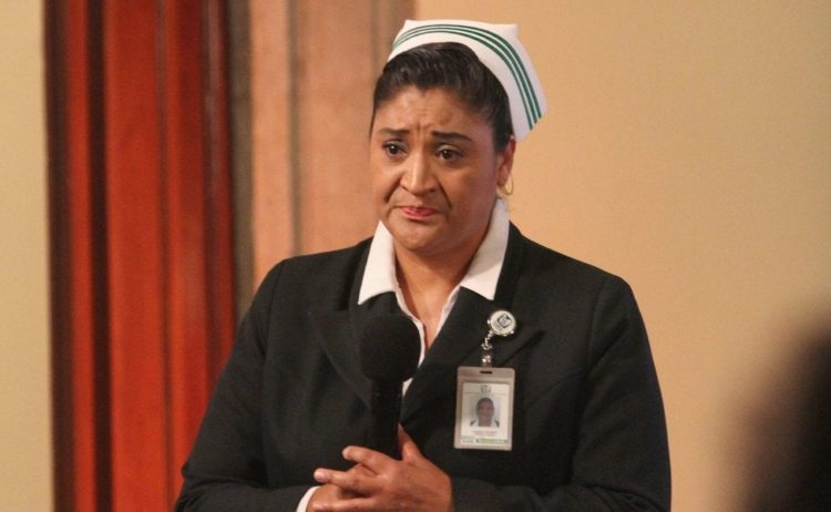 Enfermera pide con lágrimas no agredir al personal que le puede salvar la vida