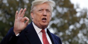 Donald Trump sugirió chequear si inyectar desinfectante o luz ultravioleta contra el coronavirus sirve para combatirlo