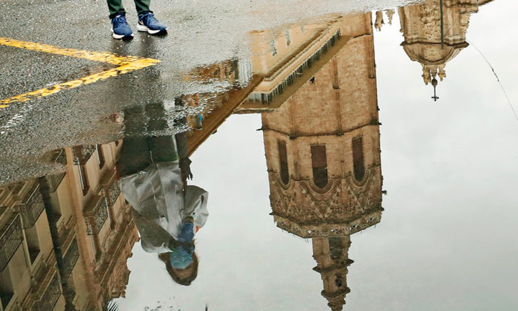 El número de muertos diarios por coronavirus en España baja a 410