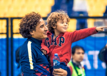 Guillermo Ochoa se divierte en la cuarentena jugando béisbol con su hijo