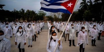 200 médicos de Cuba ayudarán a Sudáfrica con coronavirus