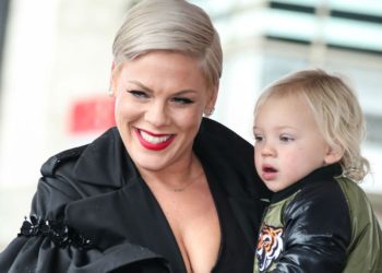 Pink supera el Covid-19 y dona medio millón de dólares